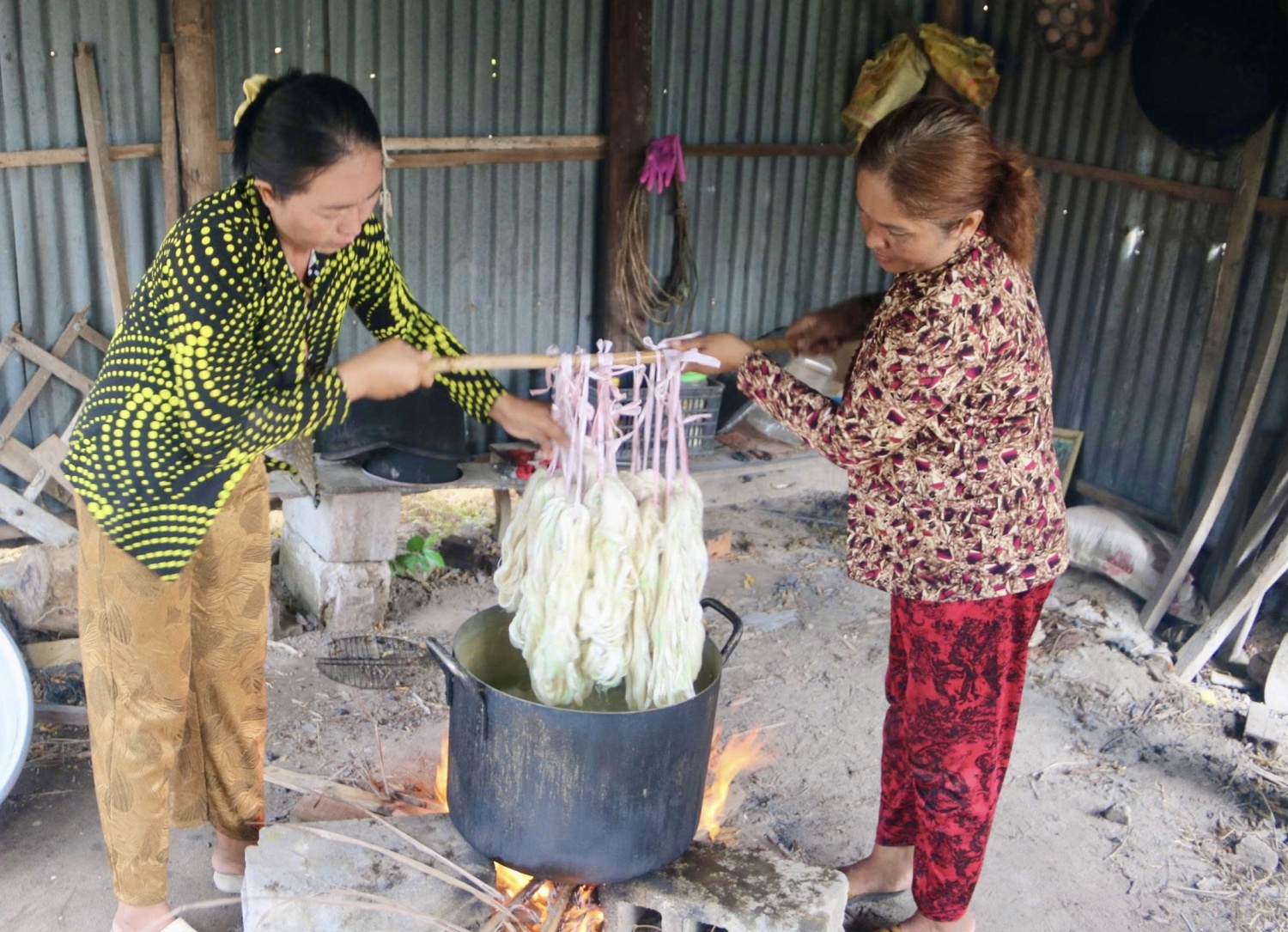 Làng nghề thổ cẩm Khmer trăm tuổi giữa nhịp sống mới