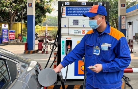 Giá xăng dầu đồng loạt tăng, E10 vượt mốc 20.500 đồng/lít