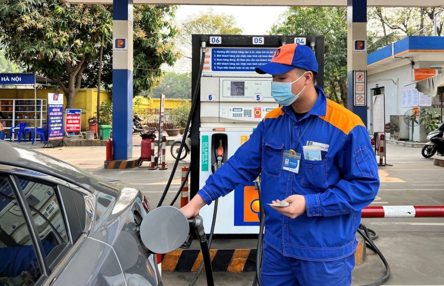 Giá xăng dầu đồng loạt tăng, E10 vượt mốc 20.500 đồng/lít Giá xăng dầu đồng loạt tăng, E10 vượt mốc 20.500 đồng/lít