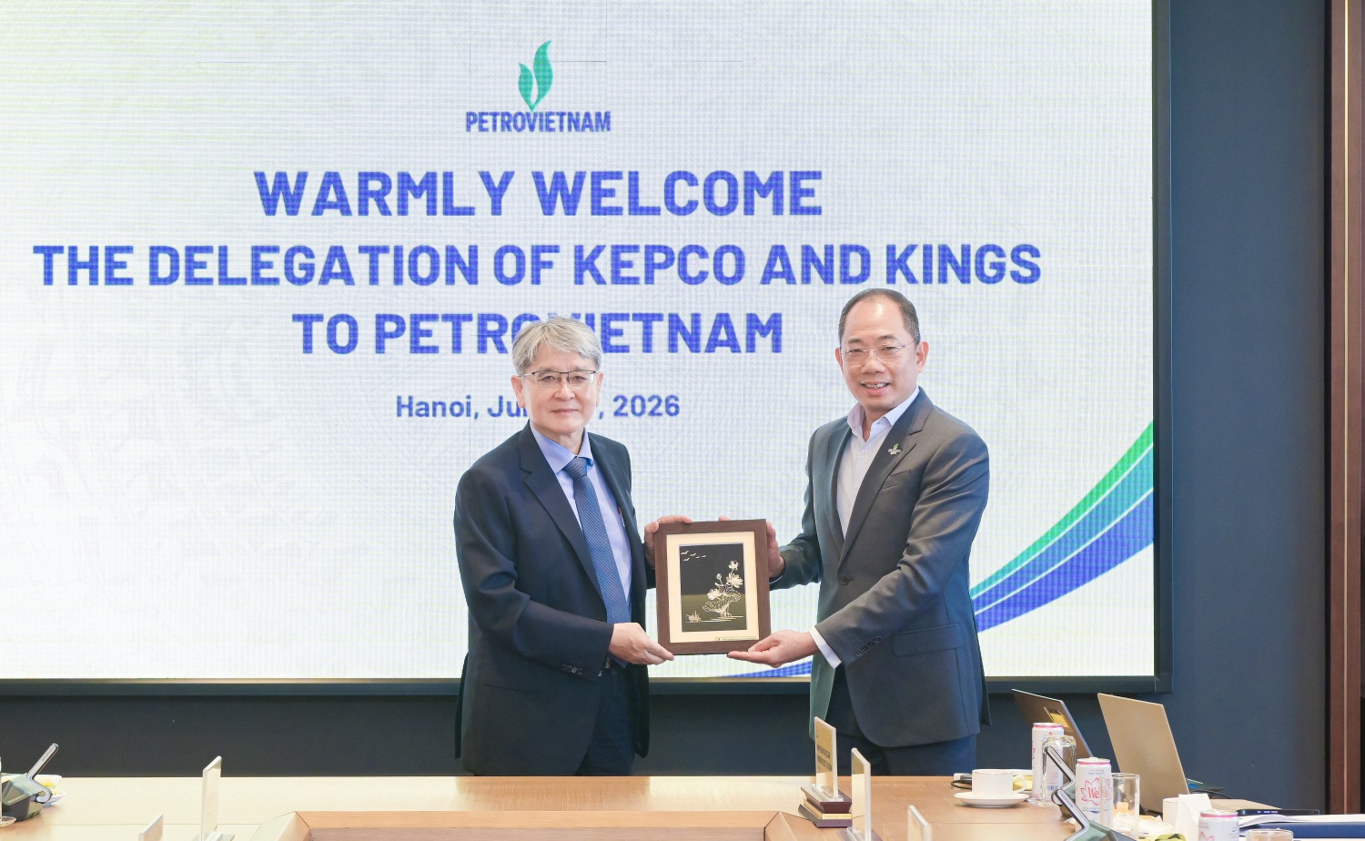 Phó Tổng Giám đốc Petrovietnam Cao Hoài Dương tặng quà lưu niệm cho ông Dong-Wook Jerng
