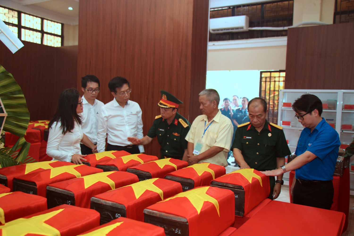 Tuổi trẻ Petrovietnam dâng hương tri ân các Anh hùng liệt sĩ tại Công viên Lê Thị Riêng
