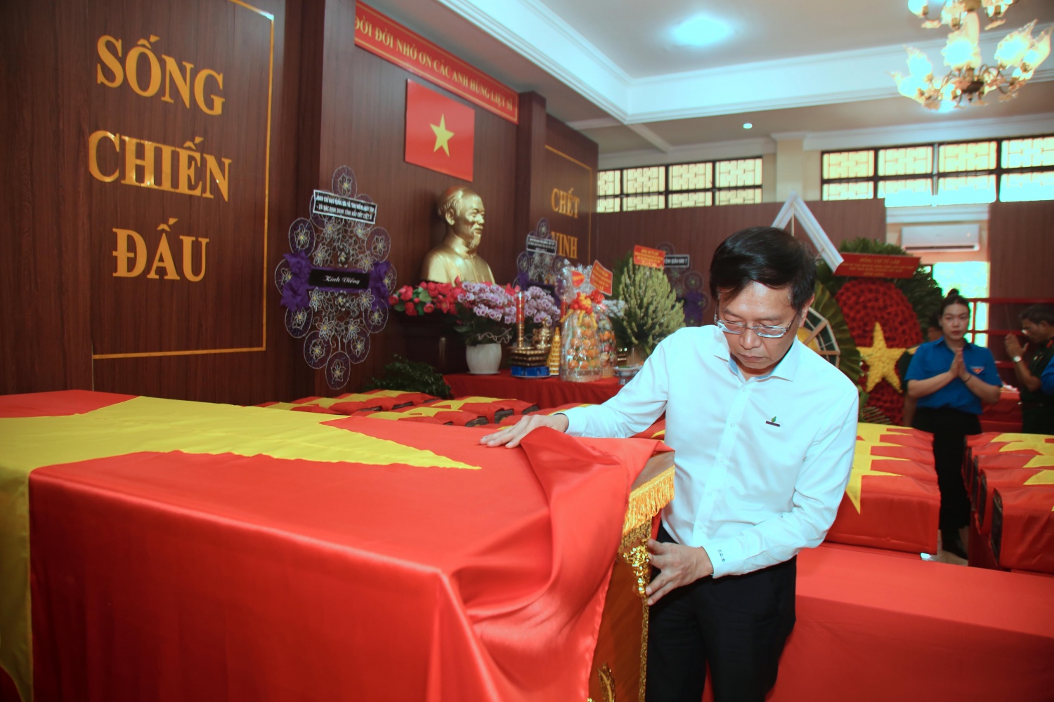 Tuổi trẻ Petrovietnam dâng hương tri ân các Anh hùng liệt sĩ tại Công viên Lê Thị Riêng