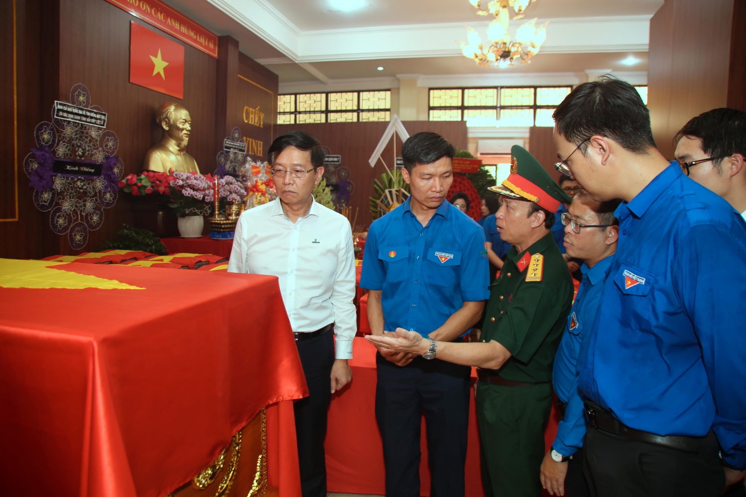 Tuổi trẻ Petrovietnam dâng hương tri ân các Anh hùng liệt sĩ tại Công viên Lê Thị Riêng