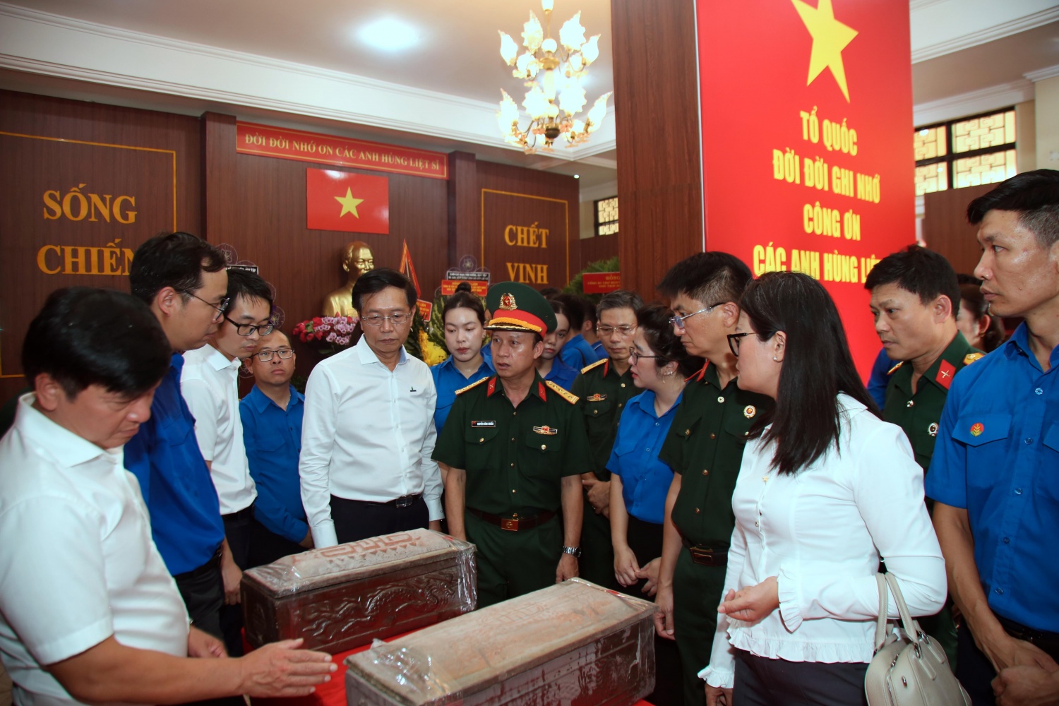Tuổi trẻ Petrovietnam dâng hương tri ân các Anh hùng liệt sĩ tại Công viên Lê Thị Riêng