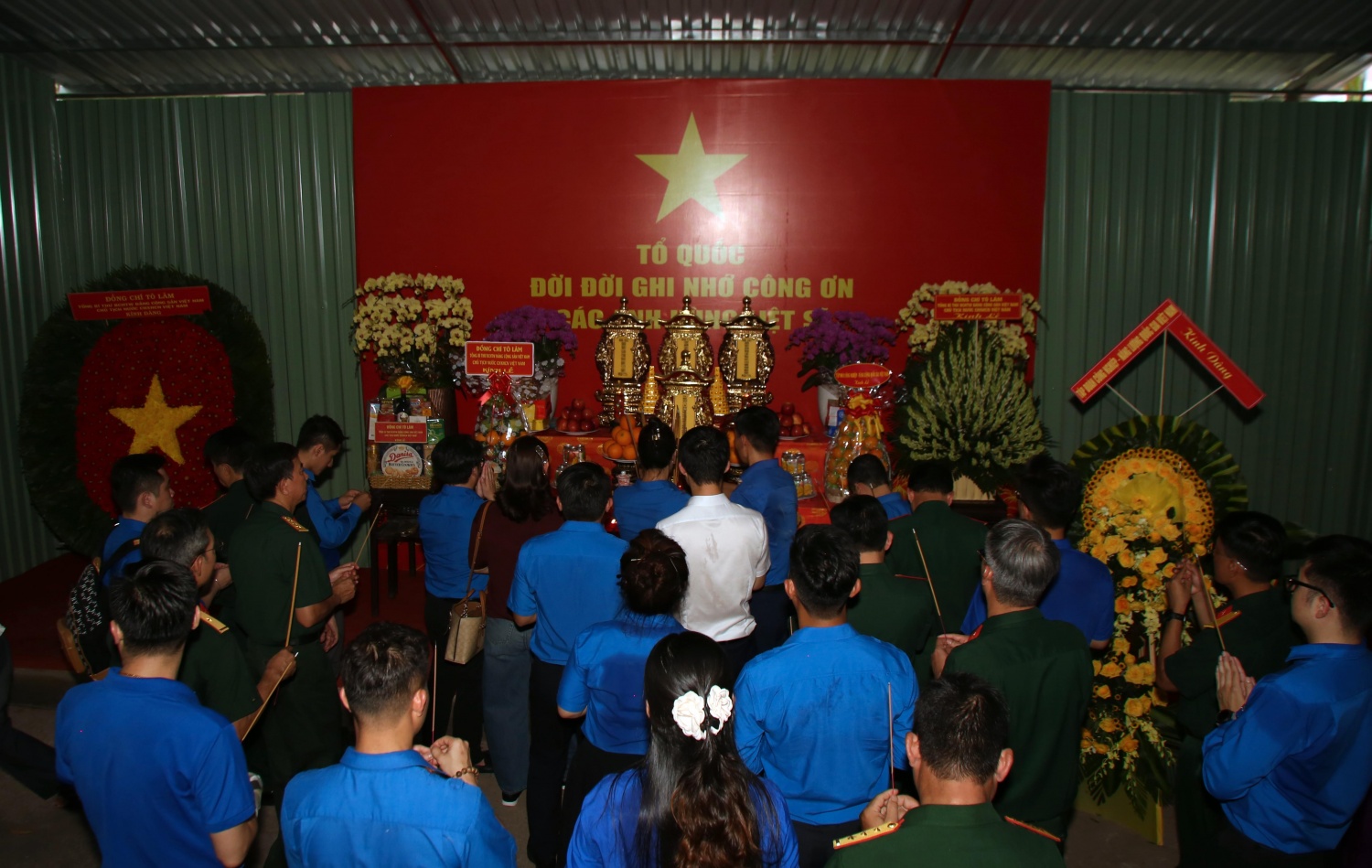 Tuổi trẻ Petrovietnam dâng hương tri ân các Anh hùng liệt sĩ tại Công viên Lê Thị Riêng