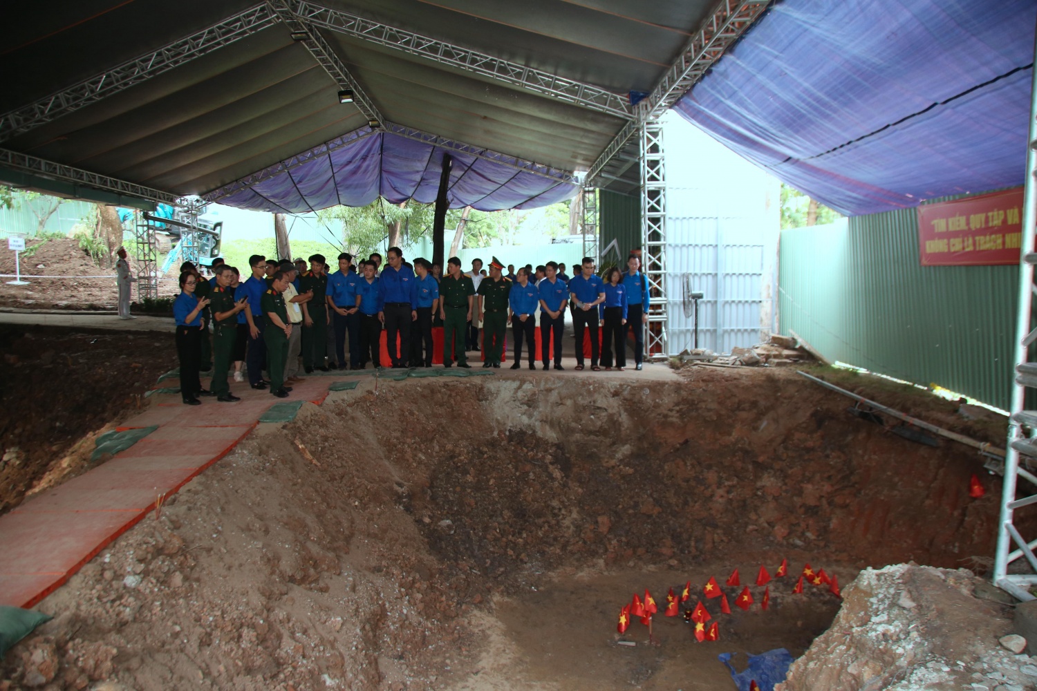Tuổi trẻ Petrovietnam dâng hương tri ân các Anh hùng liệt sĩ tại Công viên Lê Thị Riêng