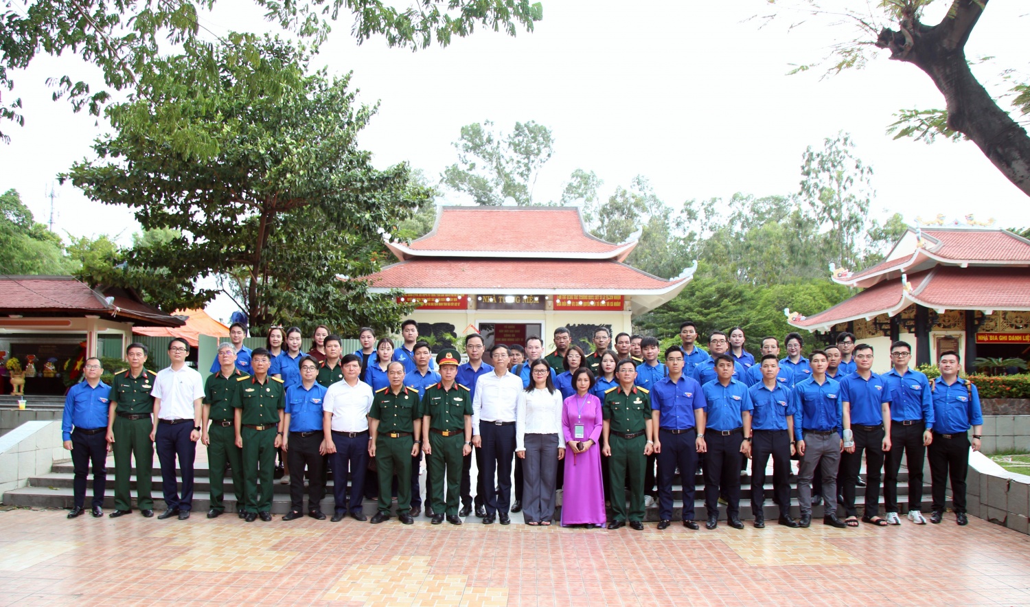 Tuổi trẻ Petrovietnam dâng hương tri ân các Anh hùng liệt sĩ tại Công viên Lê Thị Riêng