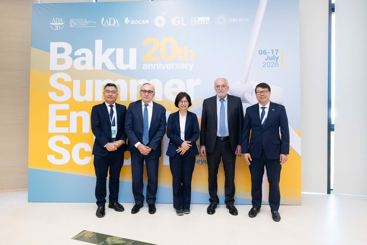 Đoàn Petrovietnam cùng 2 Phó Chủ tịch SOCAR (Dr. Vitaliy Baylarbayov (trái), Mr. Elshad Nasirov (phải) Đoàn Petrovietnam cùng 2 Phó Chủ tịch SOCAR (Dr. Vitaliy Baylarbayov (trái), Mr. Elshad Nasirov (phải)