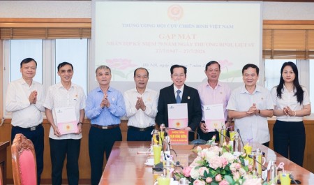 Hội CCB Petrovietnam thăm, tặng quà thương binh, con liệt sĩ tại Trung ương Hội CCB Việt Nam