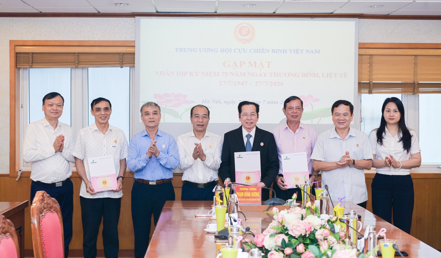 Đoàn công tác Hội CCB Petrovietnam tặng quà tri ân các đồng chí là thương binh, con liệt sĩ đang công tác tại TW Hội CCB Việt Nam. Đoàn công tác Hội CCB Petrovietnam tặng quà tri ân các đồng chí là thương binh, con liệt sĩ đang công tác tại TW Hội CCB Việt Nam.