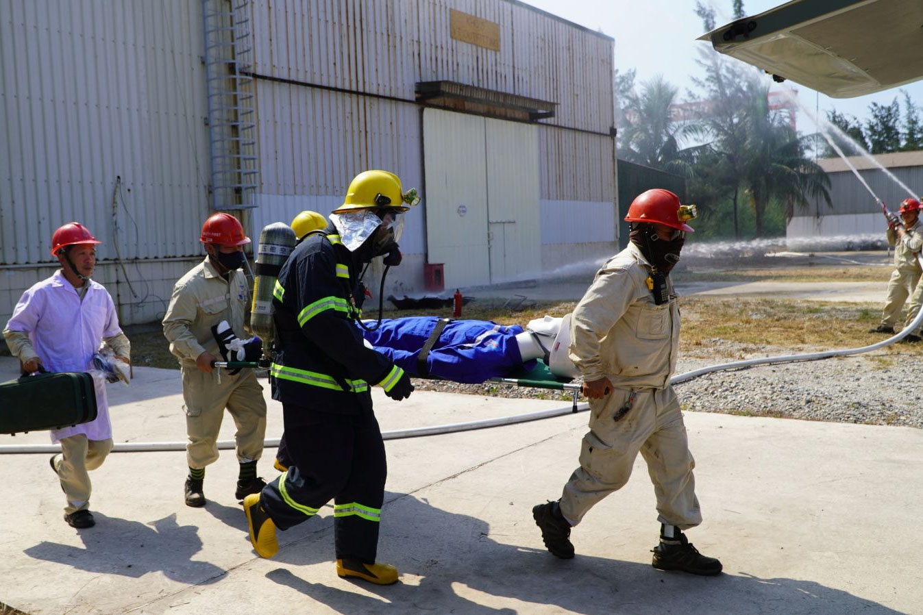 Trong quá trình trinh sát đám cháy, phát hiện 01 công nhân bị thương không thể tự di chuyển. Lúc này, lực lượng cứu hộ - cứu nạn (CHCN) phối hợp cùng bộ phận Y tế đã nhanh chóng tiếp cận, tiến hành sơ cấp cứu tại chỗ và đưa nạn nhân đi cấp cứu bằng xe chuyên dụng. Đồng thời, 04 mũi tấn công bằng vòi rồng đã được triển khai, khống chế hoàn toàn ngọn lửa. Trong quá trình trinh sát đám cháy, phát hiện 01 công nhân bị thương không thể tự di chuyển. Lúc này, lực lượng cứu hộ - cứu nạn (CHCN) phối hợp cùng bộ phận Y tế đã nhanh chóng tiếp cận, tiến hành sơ cấp cứu tại chỗ và đưa nạn nhân đi cấp cứu bằng xe chuyên dụng. Đồng thời, 04 mũi tấn công bằng vòi rồng đã được triển khai, khống chế hoàn toàn ngọn lửa.