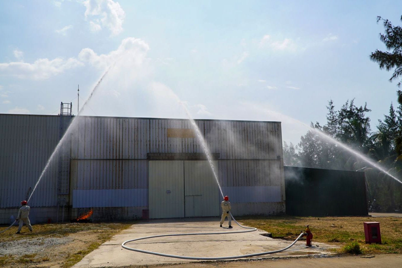 Ngay lập tức, lệnh chốt chặn toàn bộ cổng ra/vào và các điểm xung yếu được phát ra. Lực lượng An ninh Cảng đã phối hợp chặt chẽ với Cán bộ, Chiến sĩ Đồn Biên phòng Cửa khẩu Cảng Dung Quất chia làm 02 mũi phục kích, đón lõng. Đến 14 giờ 55 phút, toàn bộ nhóm đối tượng đột nhập đã bị khống chế, bắt giữ cùng tang vật, tiến hành lập biên bản và bàn giao cho lực lượng Biên phòng tiếp tục điều tra, xử lý. Đồng thời, các công tác PCCC và Ứng cứu sự cố khẩn cấp cũng tiếp tục được thực hiện, ngăn chặn kịp thời đám cháy. Ngay lập tức, lệnh chốt chặn toàn bộ cổng ra/vào và các điểm xung yếu được phát ra. Lực lượng An ninh Cảng đã phối hợp chặt chẽ với Cán bộ, Chiến sĩ Đồn Biên phòng Cửa khẩu Cảng Dung Quất chia làm 02 mũi phục kích, đón lõng. Đến 14 giờ 55 phút, toàn bộ nhóm đối tượng đột nhập đã bị khống chế, bắt giữ cùng tang vật, tiến hành lập biên bản và bàn giao cho lực lượng Biên phòng tiếp tục điều tra, xử lý. Đồng thời, các công tác PCCC và Ứng cứu sự cố khẩn cấp cũng tiếp tục được thực hiện, ngăn chặn kịp thời đám cháy.