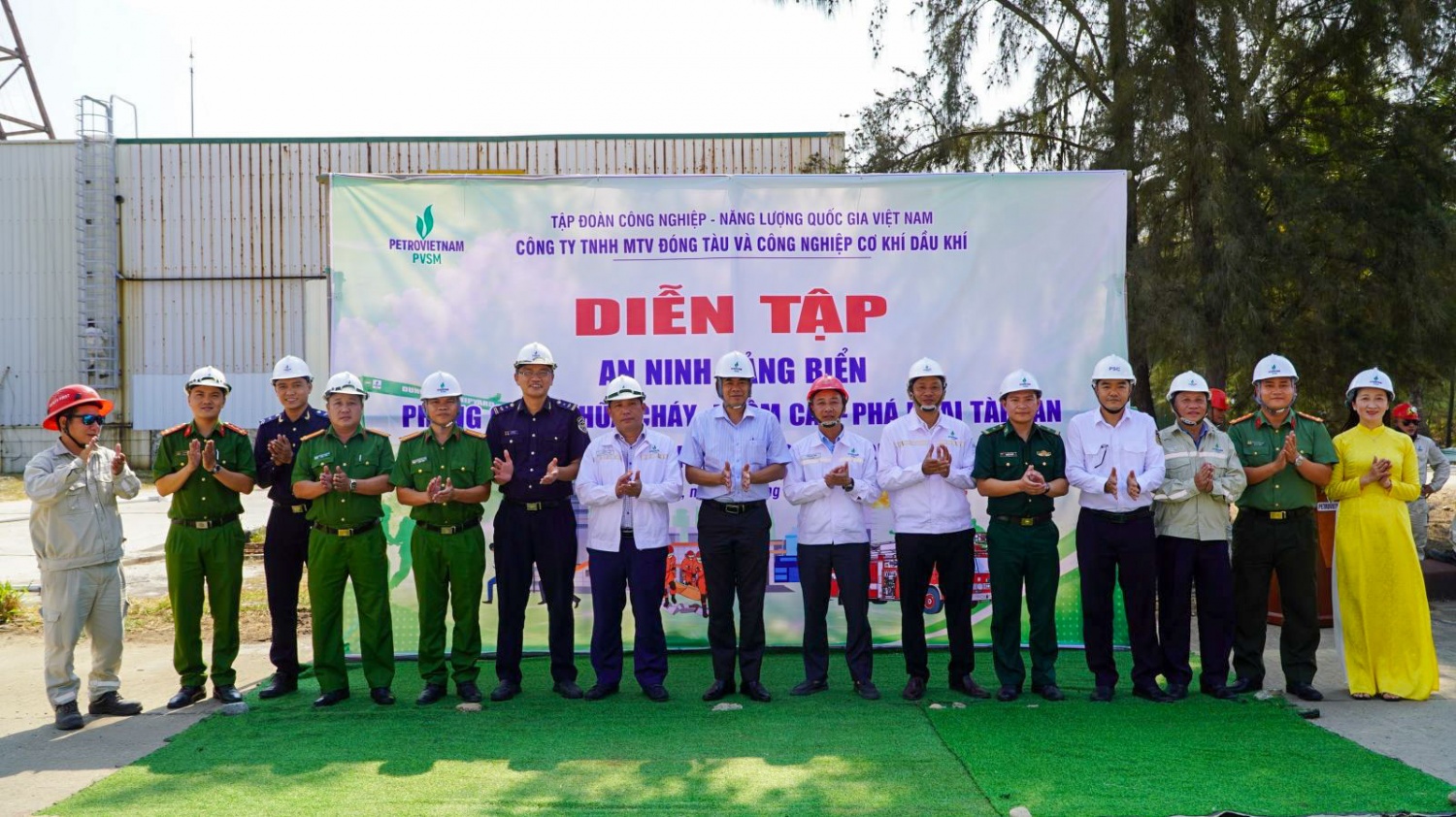 Buổi diễn tập kết thúc lúc 15 giờ 00 phút cùng ngày sau khi Ban An ninh Cảng kiểm tra, xác nhận toàn bộ mặt bằng Cảng đã trở lại trạng thái an toàn tuyệt đối. Đánh giá tại buổi diễn tập, đại diện Ban An ninh Cảng khẳng định, hoạt động không chỉ kiểm tra tính sẵn sàng của hệ thống trang thiết bị PCCC và cơ chế thông tin liên lạc, mà còn nâng cao khả năng tác chiến phối hợp giữa lực lượng an ninh nội bộ và lực lượng Biên phòng địa phương theo quy định của pháp luật. Buổi diễn tập kết thúc lúc 15 giờ 00 phút cùng ngày sau khi Ban An ninh Cảng kiểm tra, xác nhận toàn bộ mặt bằng Cảng đã trở lại trạng thái an toàn tuyệt đối. Đánh giá tại buổi diễn tập, đại diện Ban An ninh Cảng khẳng định, hoạt động không chỉ kiểm tra tính sẵn sàng của hệ thống trang thiết bị PCCC và cơ chế thông tin liên lạc, mà còn nâng cao khả năng tác chiến phối hợp giữa lực lượng an ninh nội bộ và lực lượng Biên phòng địa phương theo quy định của pháp luật.