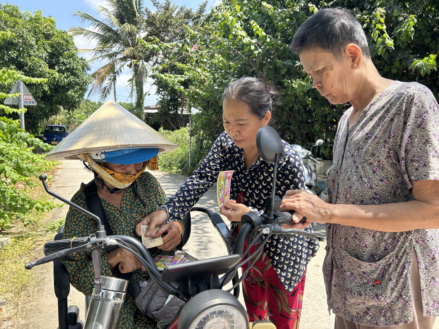 Theo chân nữ thương binh gần 30 năm bán vé số để dành tiền thực hiện hứa với đồng đội Theo chân nữ thương binh gần 30 năm bán vé số để dành tiền thực hiện hứa với đồng đội