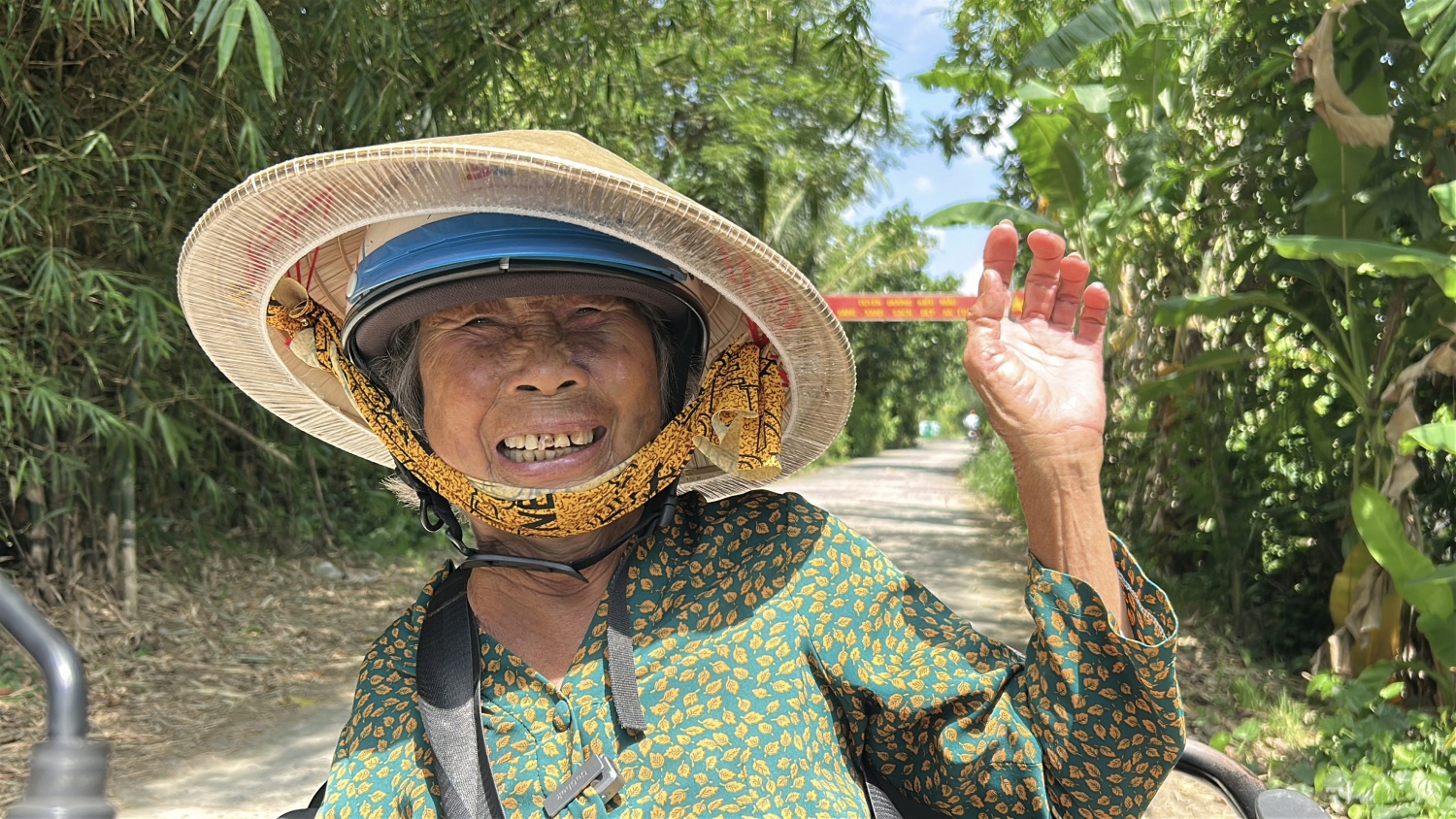 Theo chân nữ thương binh gần 30 năm bán vé số để dành tiền thực hiện hứa với đồng đội Theo chân nữ thương binh gần 30 năm bán vé số để dành tiền thực hiện hứa với đồng đội
