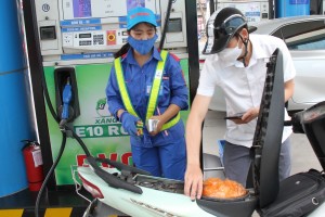 Giá xăng E10 vượt mức 21.000 đồng, dầu diesel tăng hơn 2.400 đồng/lít
