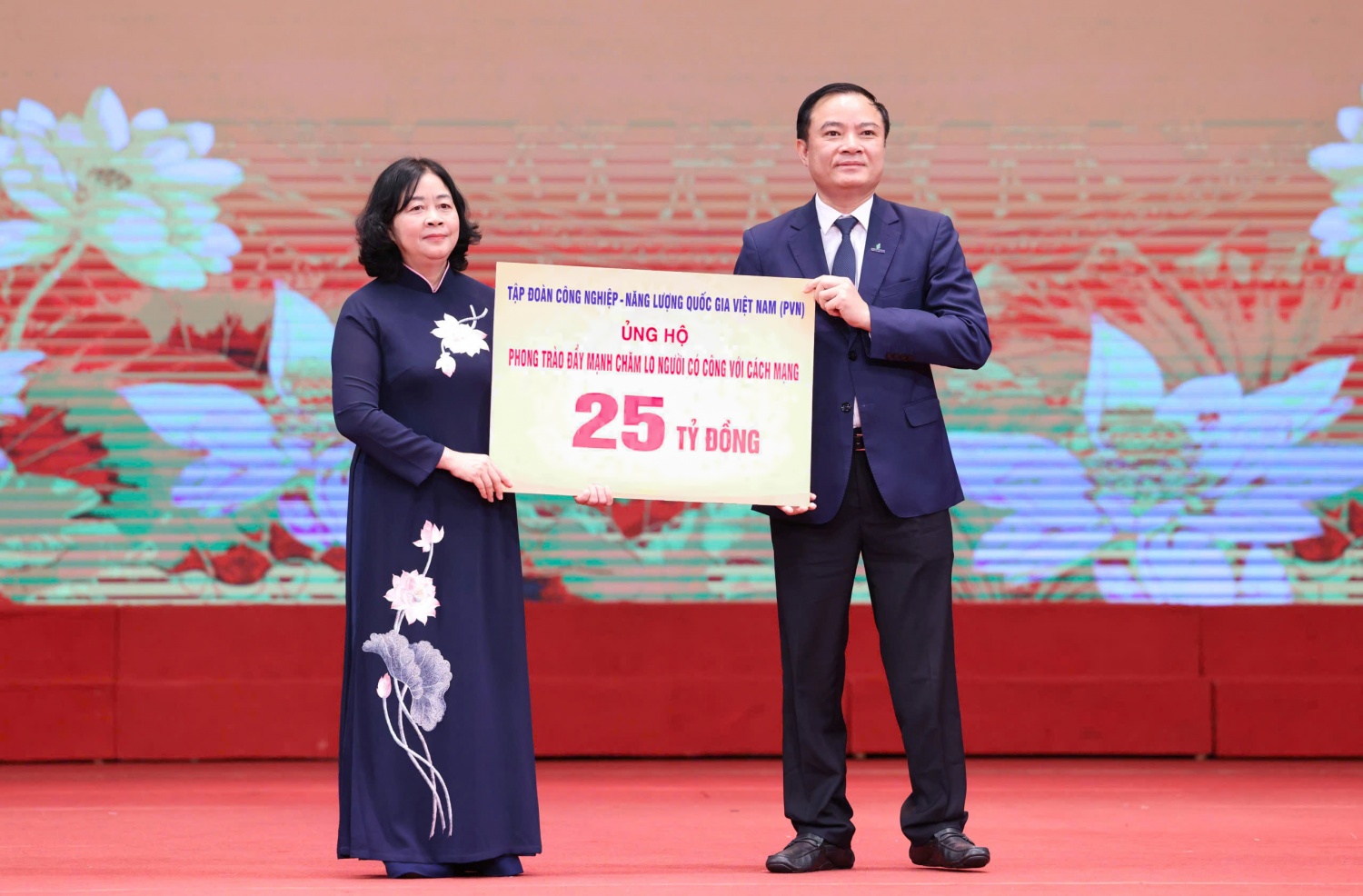 Đồng chí Lê Ngọc Sơn - Bí thư Đảng ủy, Chủ tịch HĐTV Petrovietnam trao biểu trưng ủng hộ cho phong trào đẩy mạnh chăm lo người có công với cách mạng. Đồng chí Lê Ngọc Sơn - Bí thư Đảng ủy, Chủ tịch HĐTV Petrovietnam trao biểu trưng ủng hộ cho phong trào đẩy mạnh chăm lo người có công với cách mạng.