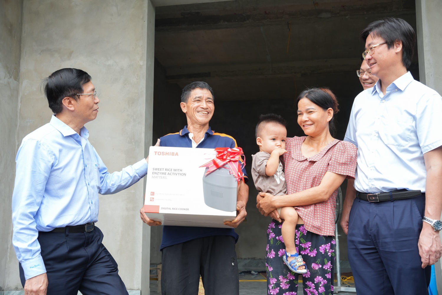Đoàn công tác động viên, trao quà cho
