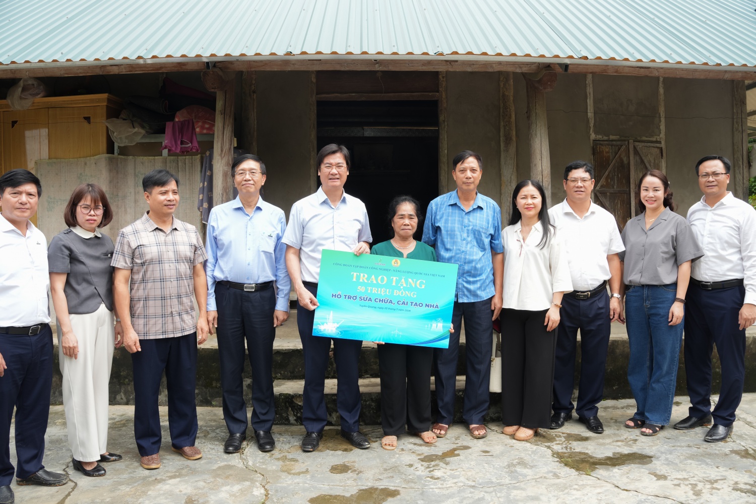 Petrovietnam thăm hỏi, động viên các hộ dân có hoàn cảnh đặc biệt tại xã Tân Long, Tuyên Quang Petrovietnam thăm hỏi, động viên các hộ dân có hoàn cảnh đặc biệt tại xã Tân Long, Tuyên Quang