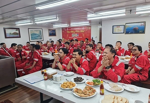 Người lao động PVEP-POC tại điểm cầu Giàn FPU DH01 ấm áp bữa cơm trưa trực tuyến với đất liền.