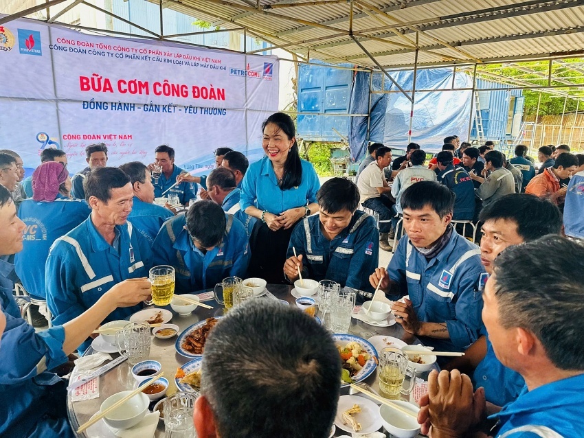 Bữa cơm Công đoàn “Đồng hành, gắn kết, yêu thương” tại bếp ăn công trường PVC-MS thuộc công đoàn PETROCONs.