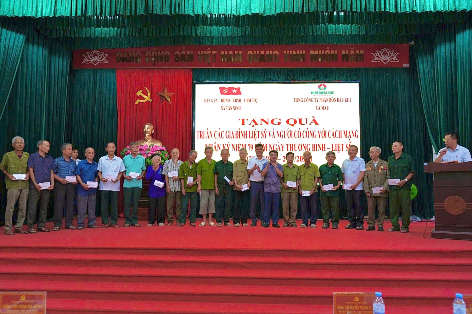 Phân Bón Cà Mau trao tặng 600 triệu đồng tri ân gia đình chính sách Phân Bón Cà Mau trao tặng 600 triệu đồng tri ân gia đình chính sách