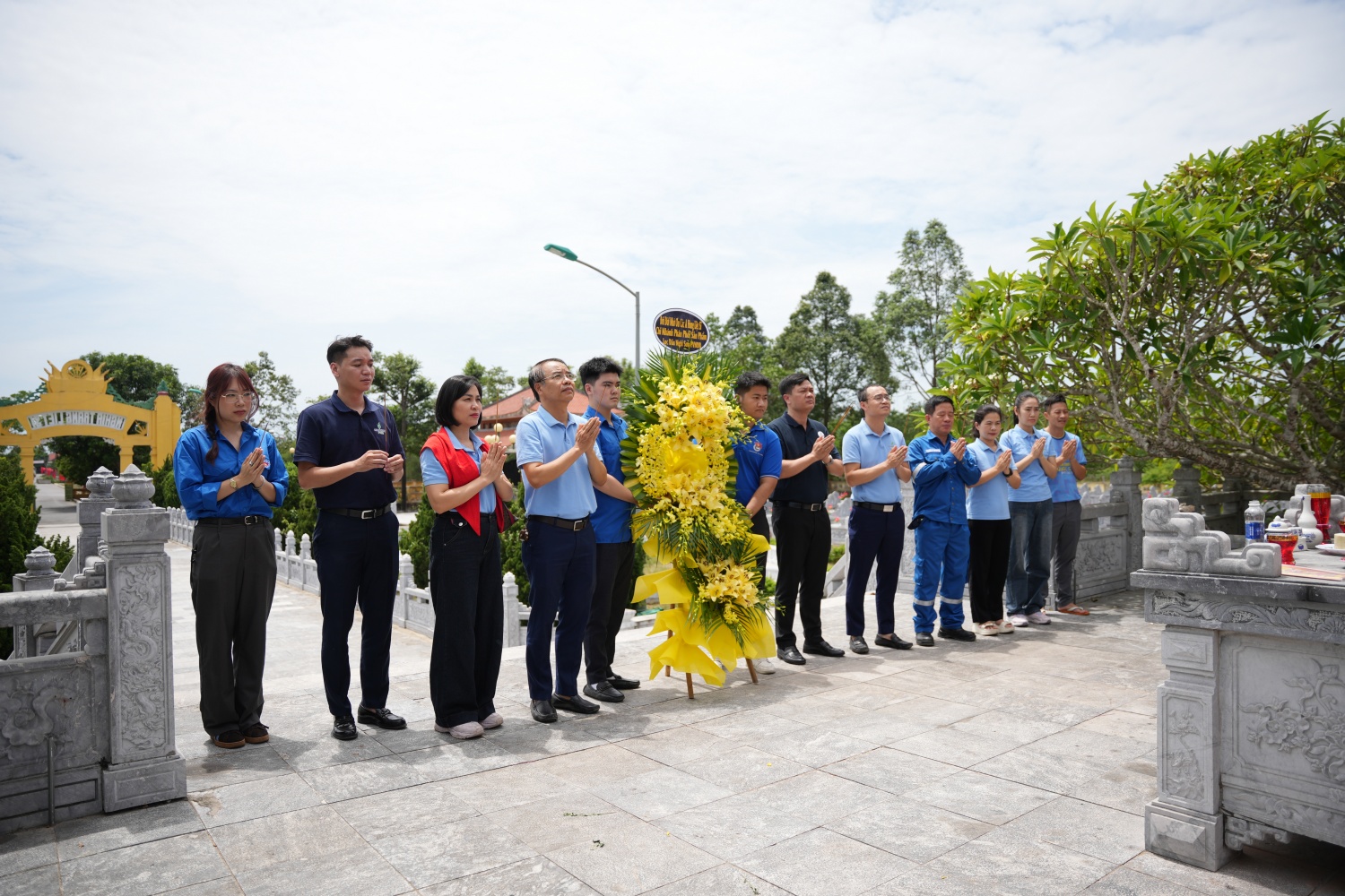 Đoàn công tác PVNDB dâng hương bày tỏ lòng thành kính trước anh linh các anh hùng liệt sĩ Đoàn công tác PVNDB dâng hương bày tỏ lòng thành kính trước anh linh các anh hùng liệt sĩ
