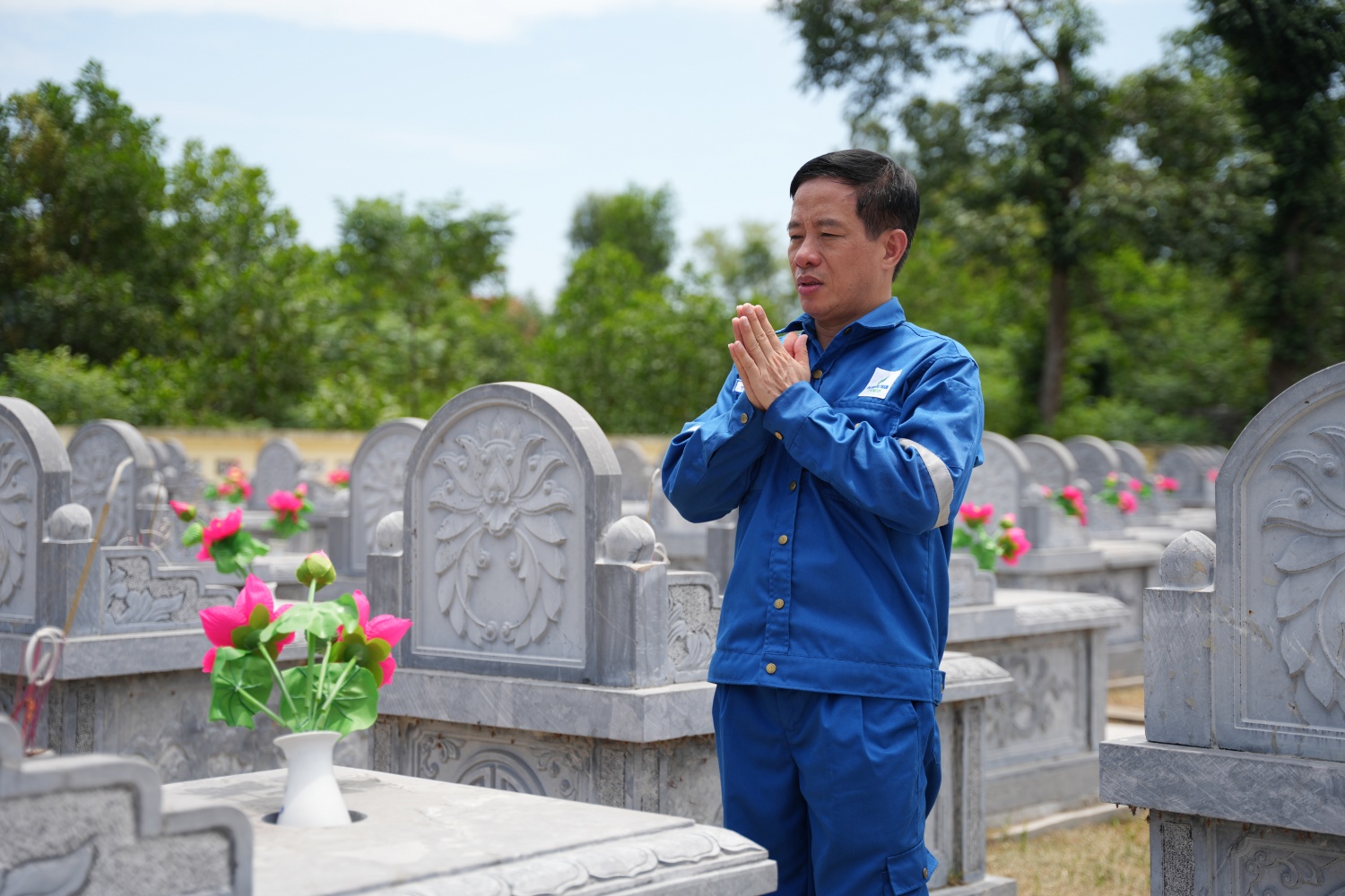 CBNV PVNDB thắp nén tâm nhang tưởng nhớ các Anh hùng liệt sĩ CBNV PVNDB thắp nén tâm nhang tưởng nhớ các Anh hùng liệt sĩ