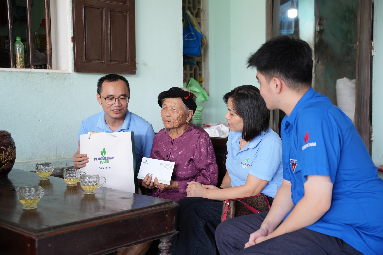 Ông Lê Vũ Hiệp - Chủ tịch Công đoàn PVNDB cùng đoàn công tác đến thăm hỏi, tặng quà các gia đình chính sách Ông Lê Vũ Hiệp - Chủ tịch Công đoàn PVNDB cùng đoàn công tác đến thăm hỏi, tặng quà các gia đình chính sách