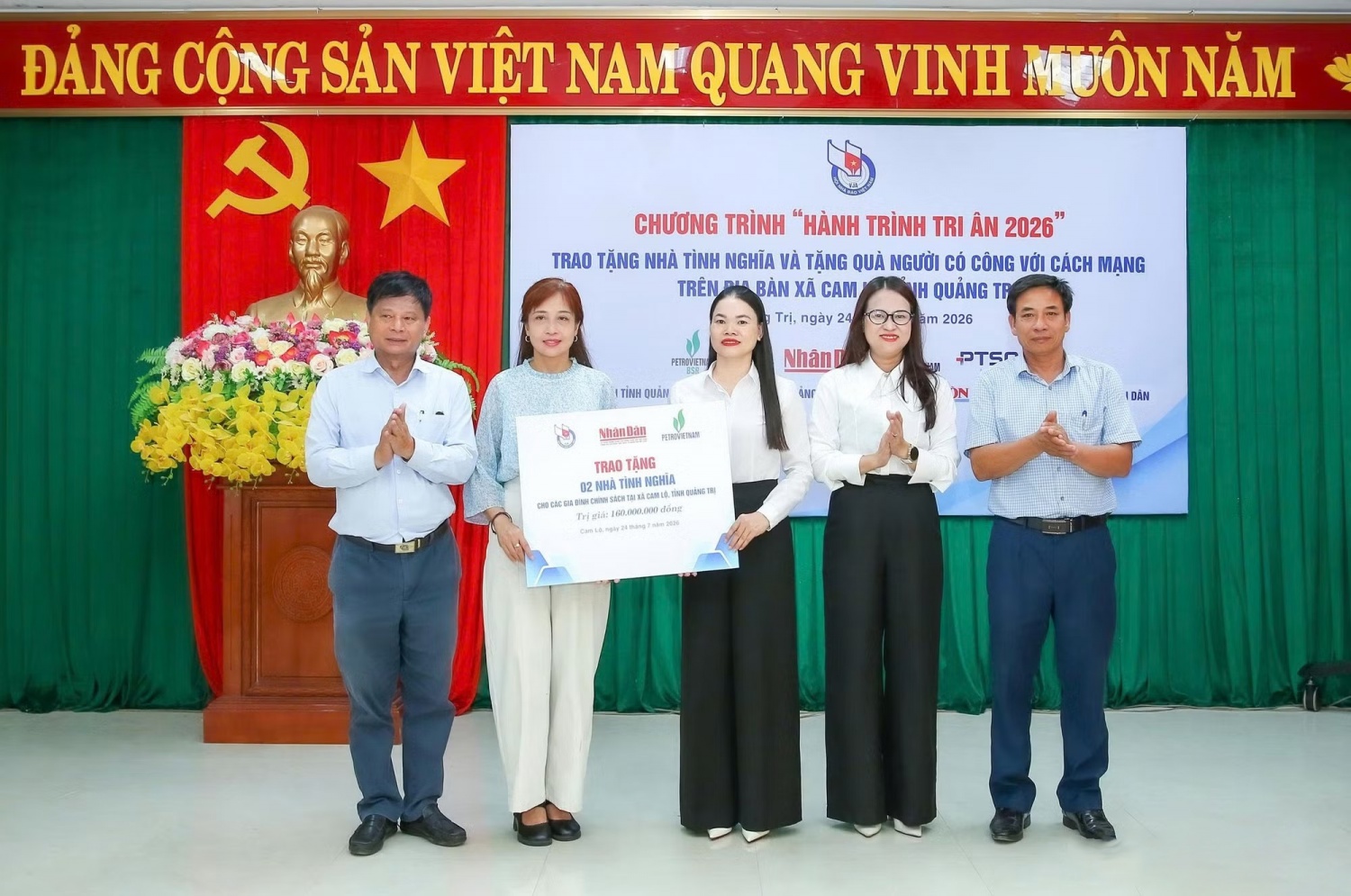 Đại diện Petrovietnam và Hội Nhà báo Việt Nam trao biển tượng trưng 2 căn nhà tình nghĩa cho cho người có công với cách mạng, thân nhân liệt sĩ tại xã Cam Lộ. Đại diện Petrovietnam và Hội Nhà báo Việt Nam trao biển tượng trưng 2 căn nhà tình nghĩa cho cho người có công với cách mạng, thân nhân liệt sĩ tại xã Cam Lộ.