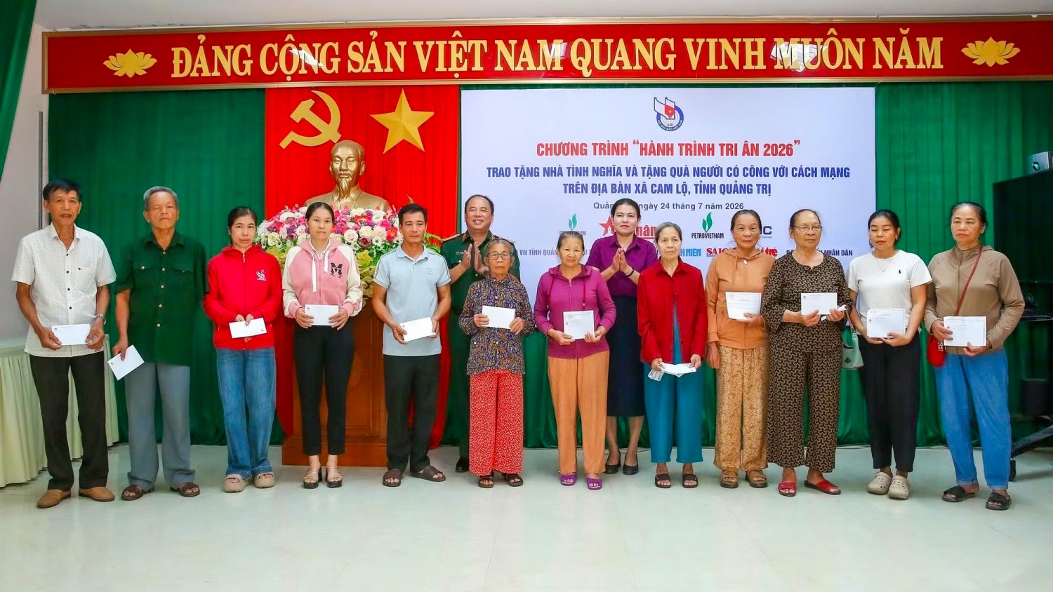 Các gia đình chính sách, người có công và thân nhân liệt sĩ có hoàn cảnh khó khăn tại xã Cam Lộ nhận các phần quà của đoàn công tác. Các gia đình chính sách, người có công và thân nhân liệt sĩ có hoàn cảnh khó khăn tại xã Cam Lộ nhận các phần quà của đoàn công tác.
