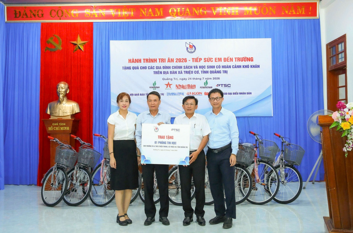 Đoàn công tác Hội Nhà báo Việt Nam và Petrovietnam trao tặng biển tượng trưng phòng tin học cho Trường Tiểu học và THCS Triệu Trung. Đoàn công tác Hội Nhà báo Việt Nam và Petrovietnam trao tặng biển tượng trưng phòng tin học cho Trường Tiểu học và THCS Triệu Trung.