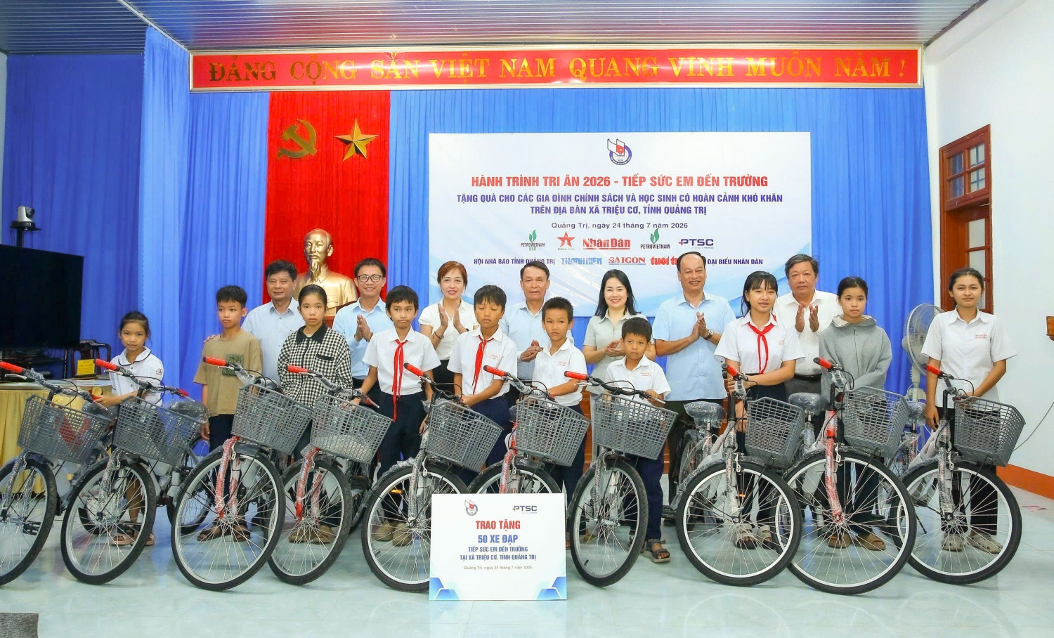Các em học sinh thích thú đón nhận những chiếc xe đạp mới từ đoàn công tác. Các em học sinh thích thú đón nhận những chiếc xe đạp mới từ đoàn công tác.