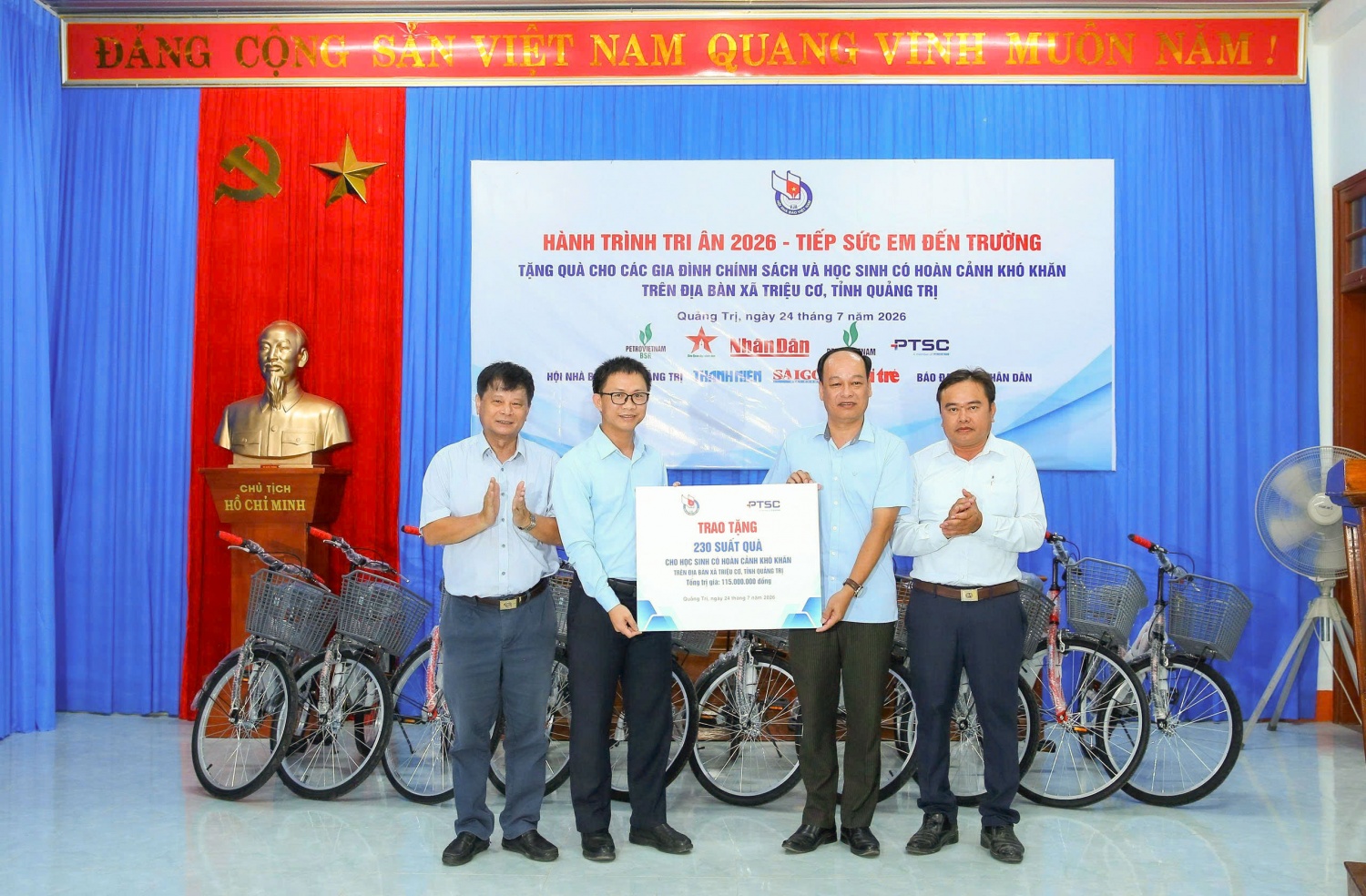 Đoàn công tác trao biển tượng trưng 230 phần quà cho các em học sinh có hoàn cảnh khó khăn trên địa bàn xã Triệu Cơ. Đoàn công tác trao biển tượng trưng 230 phần quà cho các em học sinh có hoàn cảnh khó khăn trên địa bàn xã Triệu Cơ.