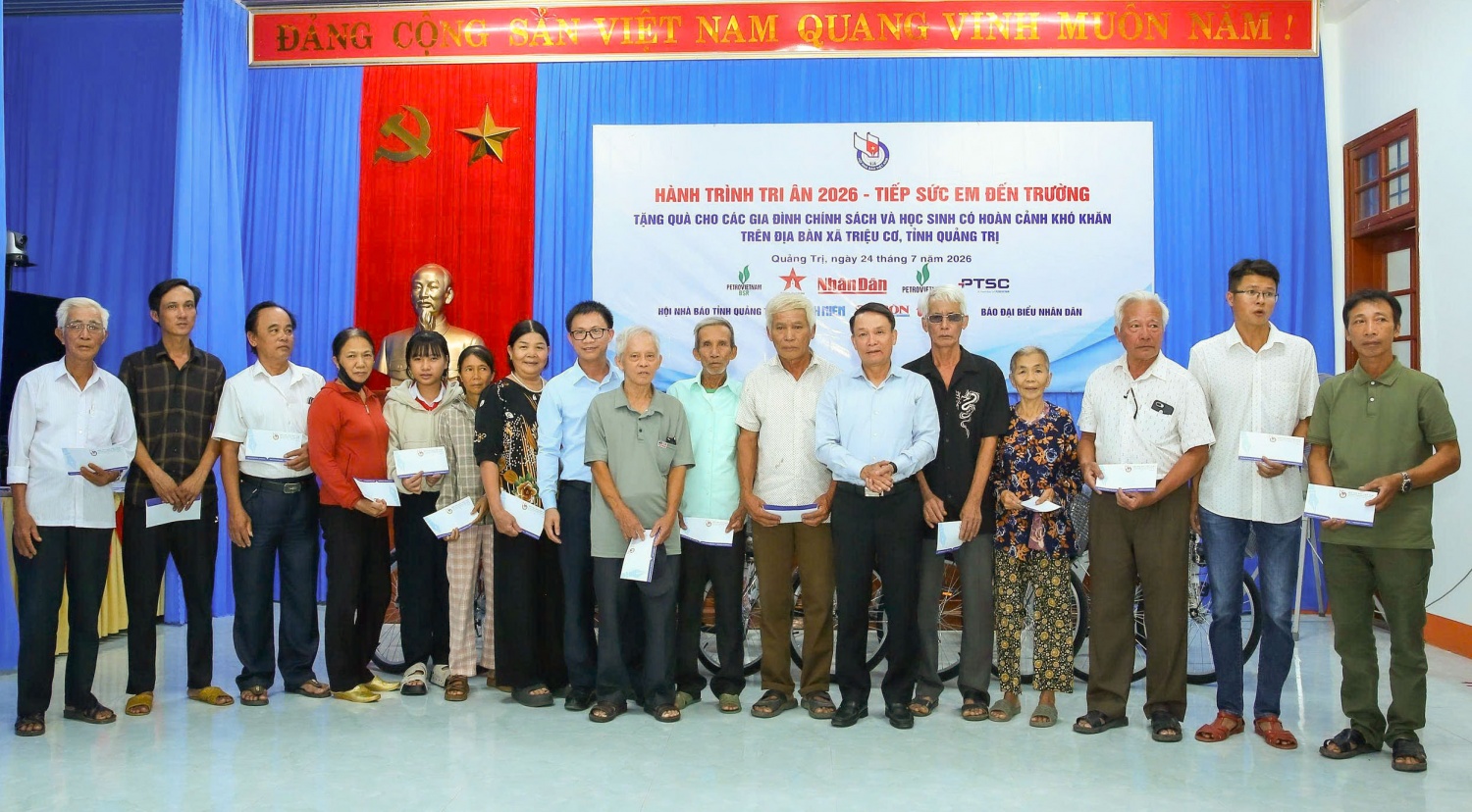Đại diện các gia đình chính sách đón nhận các phần quà từ đoàn công tác Hội Nhà báo Việt Nam và Petrovietnam. Đại diện các gia đình chính sách đón nhận các phần quà từ đoàn công tác Hội Nhà báo Việt Nam và Petrovietnam.