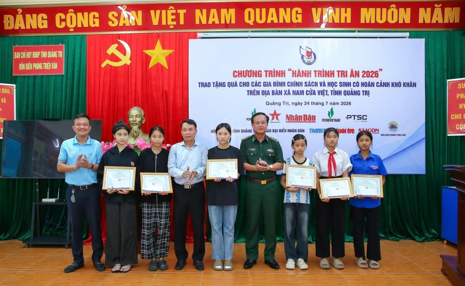 Các em con nuôi đồn biên phòng tại Đồn Biên phòng Triệu Vân cũng đón nhận các phần quà từ đoàn công tác. Các em con nuôi đồn biên phòng tại Đồn Biên phòng Triệu Vân cũng đón nhận các phần quà từ đoàn công tác.