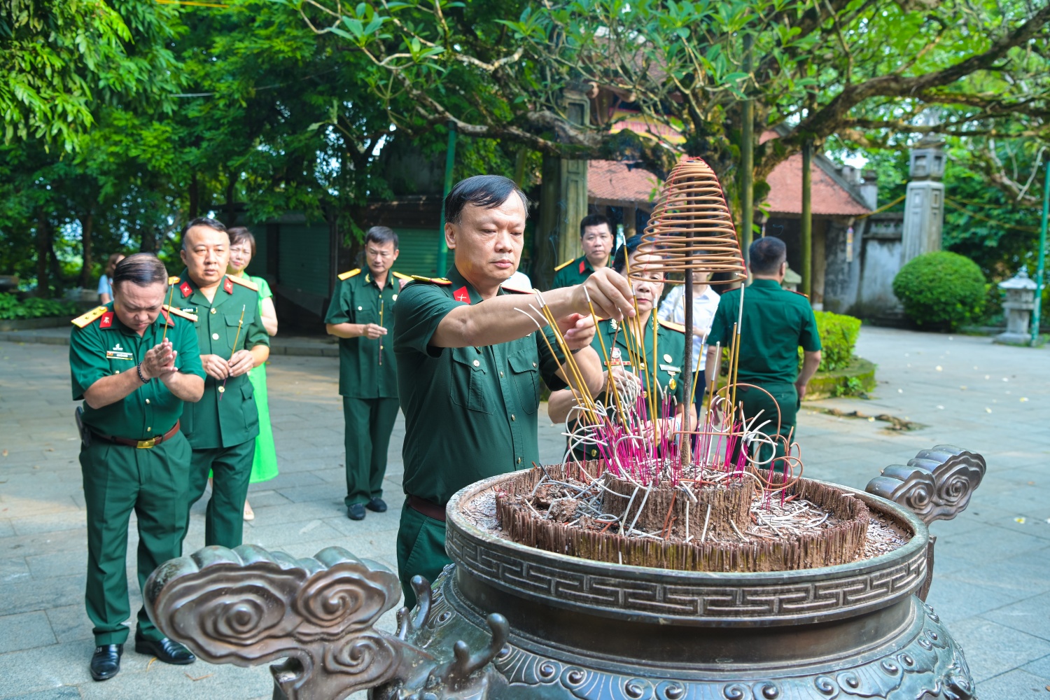 Petrovietnam dâng hương tưởng niệm các Vua Hùng: Tri ân cội nguồn, bồi đắp tinh thần yêu nước Petrovietnam dâng hương tưởng niệm các Vua Hùng: Tri ân cội nguồn, bồi đắp tinh thần yêu nước