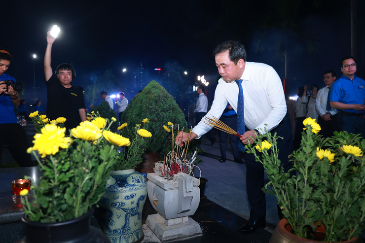 Hà Nội thắp nến tri ân các Anh hùng liệt sĩ nhân kỷ niệm 79 năm Ngày Thương binh - Liệt sĩ Hà Nội: Thắp nến tri ân các anh hùng liệt sĩ
