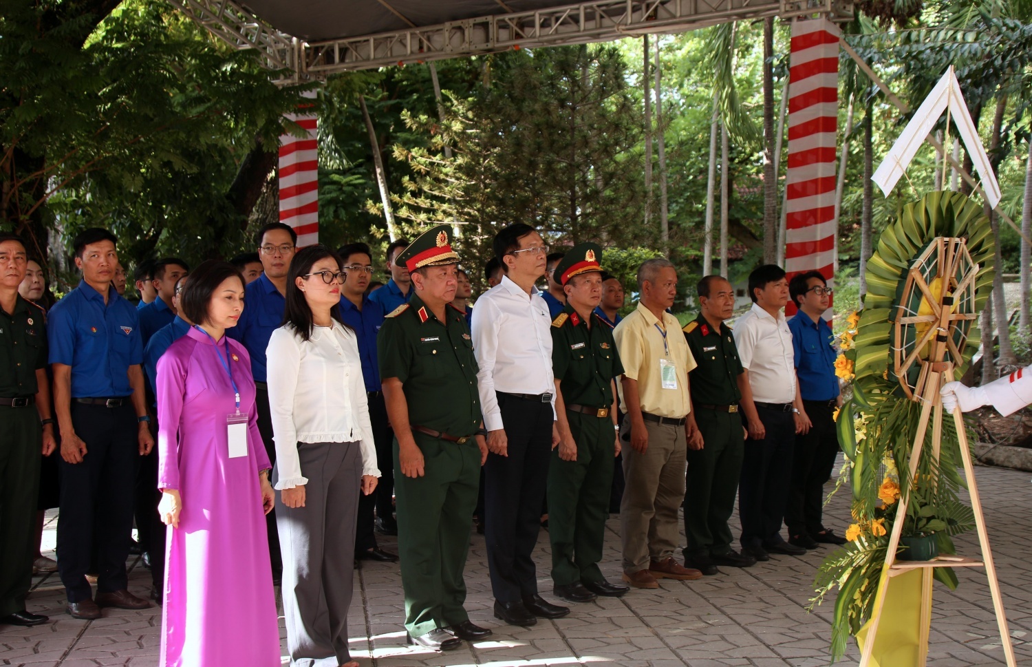 Các đại biểu dâng hương, dâng hoa tại Tượng đài Cố Tổng Bí thư Trần Phú. Các đại biểu dâng hương, dâng hoa tại Tượng đài Cố Tổng Bí thư Trần Phú.