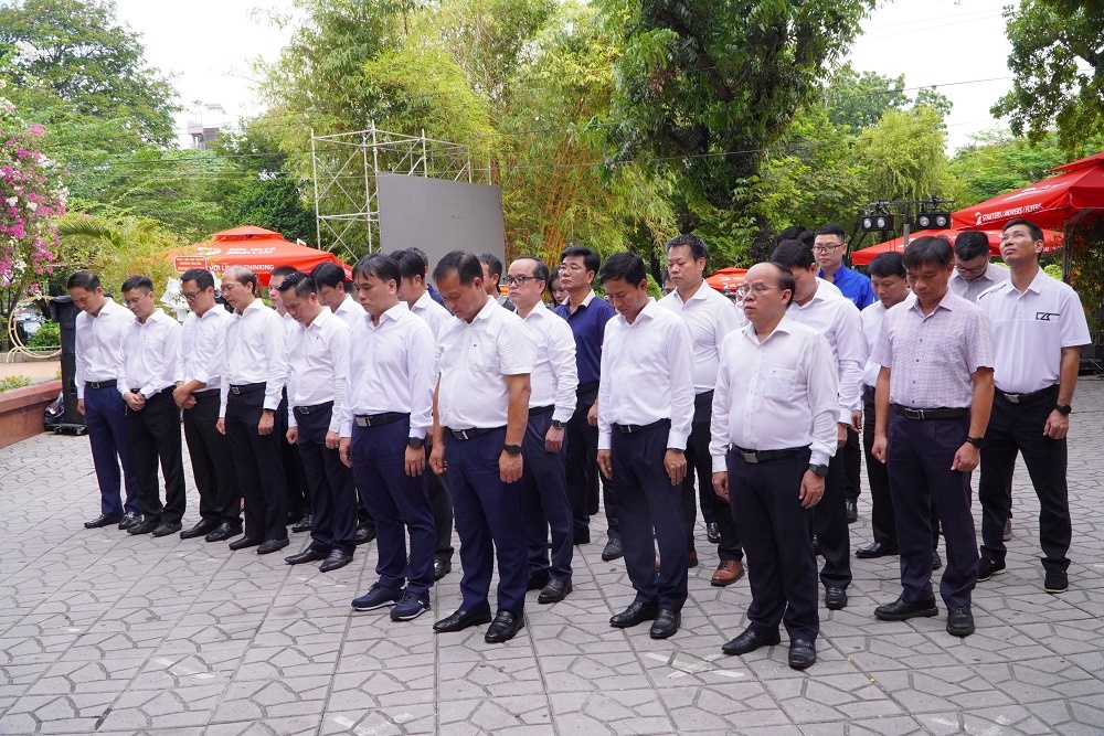PV Drilling dâng hương tri ân các Anh hùng liệt sĩ PV Drilling dâng hương tri ân các Anh hùng liệt sĩ tại Công viên Lê Thị Riêng