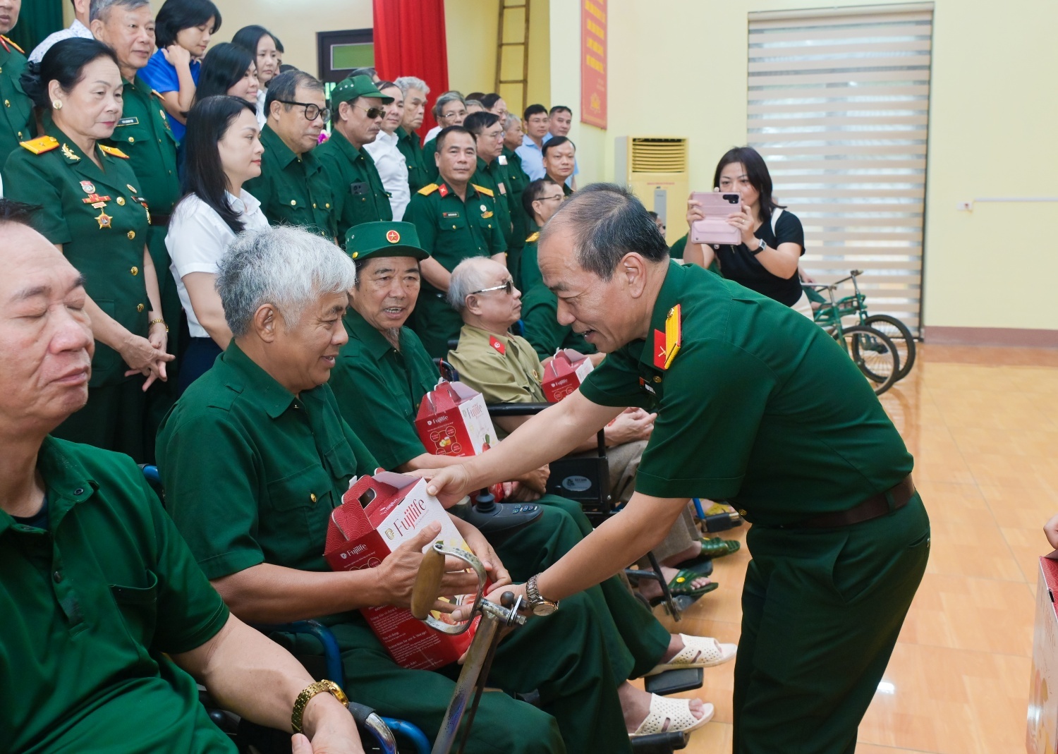 Đồng chí Phạm Quang Dũng tặng quà tri ân các thương, bệnh binh. Đồng chí Phạm Quang Dũng tặng quà tri ân các thương, bệnh binh.