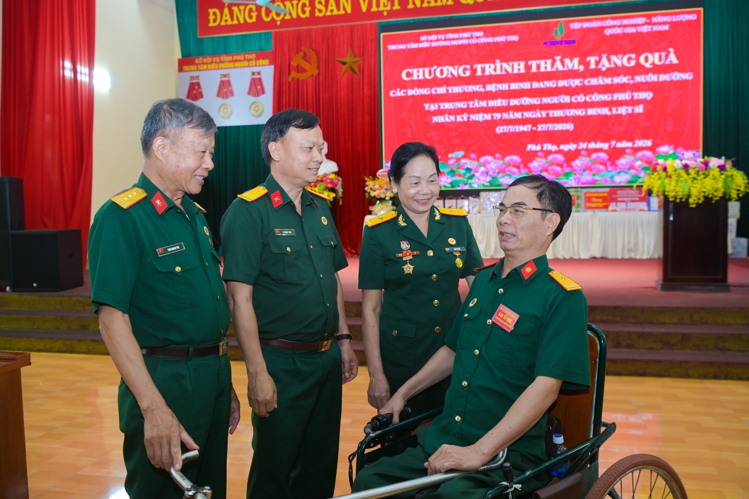 Đoàn công tác Petrovietnam thăm hỏi, động viên và gửi lời tri ân tới các thương, bệnh binh. Đoàn công tác Petrovietnam thăm hỏi, động viên và gửi lời tri ân tới các thương, bệnh binh.