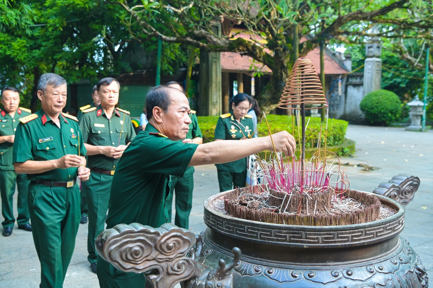 Đồng chí Phạm Quang Dũng, Ủy viên Ban Thường vụ, Chánh Văn phòng Đảng ủy, Chủ tịch Hội Cựu chiến binh Petrovietnam dâng hương tại Đền Hùng. Đồng chí Phạm Quang Dũng, Ủy viên Ban Thường vụ, Chánh Văn phòng Đảng ủy, Chủ tịch Hội Cựu chiến binh Petrovietnam dâng hương tại Đền Hùng.