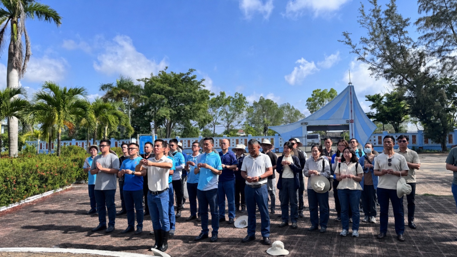 Tập thể Người lao động PQPOC dâng hương tại Khu Di tích Quốc gia đặc biệt Bến Vàm Lũng tỉnh Cà Mau