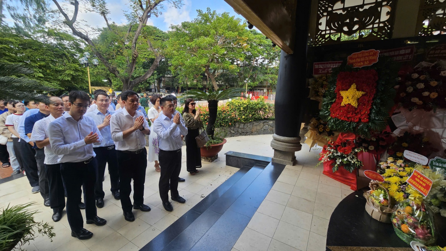 HL-HV JOCs tri ân các Anh hùng liệt sĩ tại Công viên Lê Thị Riêng