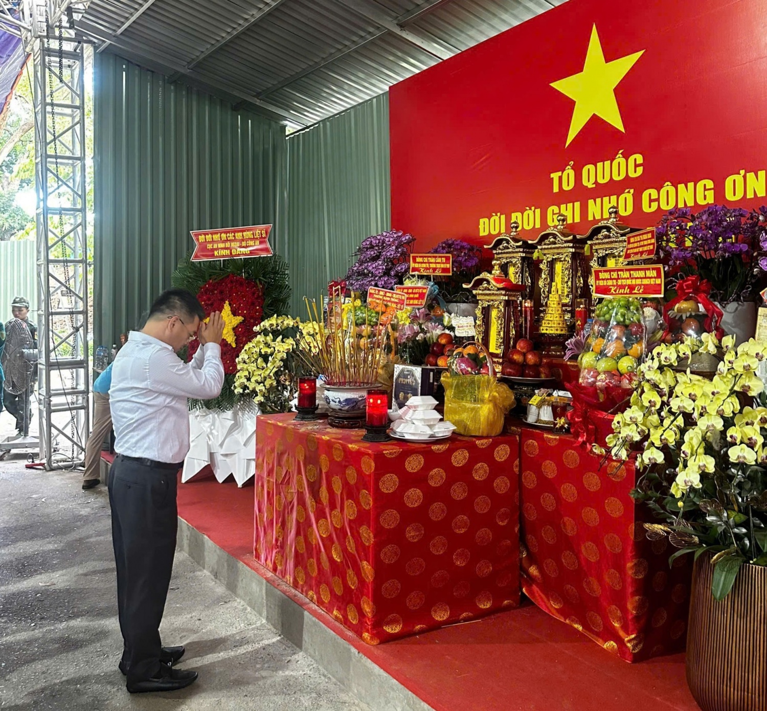 HL-HV JOCs tri ân các Anh hùng liệt sĩ tại Công viên Lê Thị Riêng