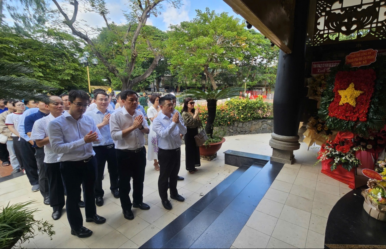 HL-HV JOCs tri ân các Anh hùng liệt sĩ tại Công viên Lê Thị Riêng