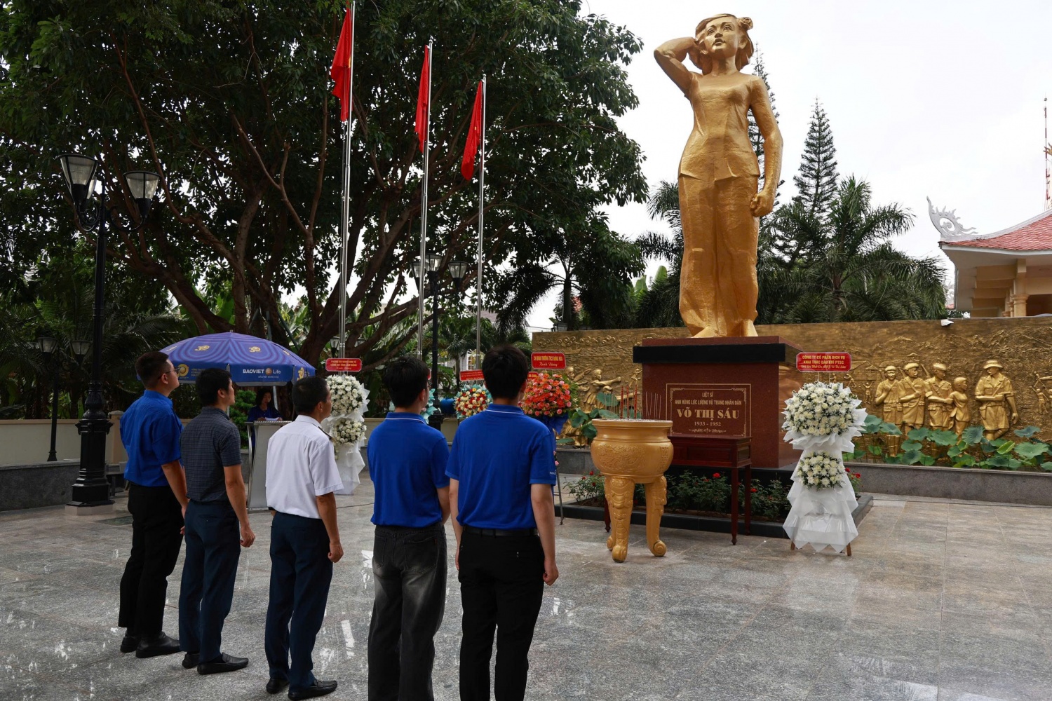 Đoàn dâng hương tại tượng đài Anh hùng Võ Thị Sáu
