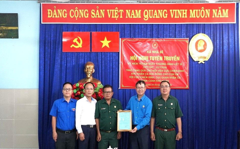 Đoàn công tác PV GAS trao quà tri ân các thương binh, bệnh binh và gia đình chính sách xã Nhà Bè