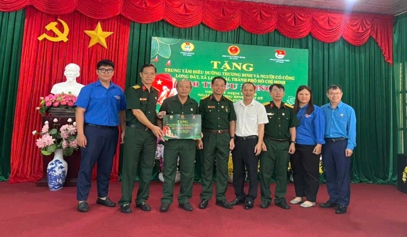 PV GAS thăm hỏi, trao quà tại Trung tâm Điều dưỡng Thương binh và Người có công Long Đất